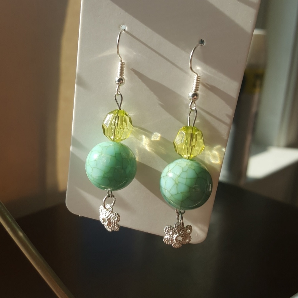 Women's dangling flower earrings